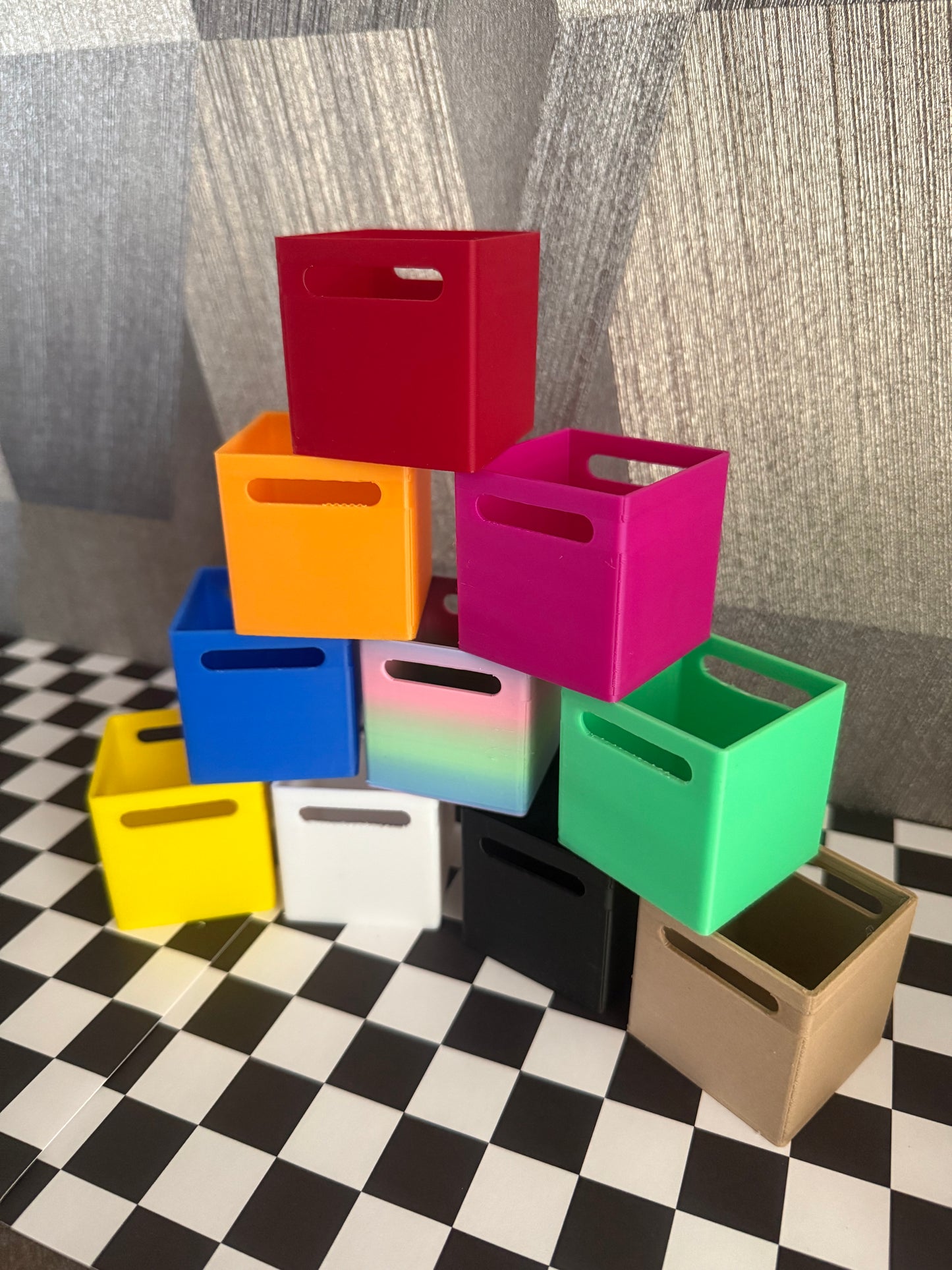 Mini Möbel, Regal mit 4 Sortierkästen passend für Miniverse, Puppenstuben u.s.w.