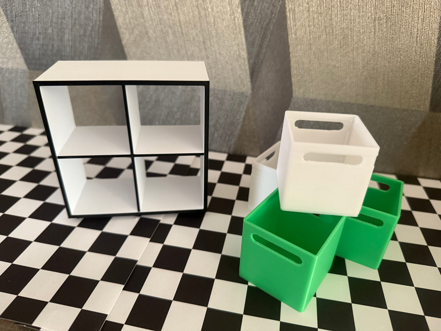 Mini Möbel, Regal mit 4 Sortierkästen passend für Miniverse, Puppenstuben u.s.w.