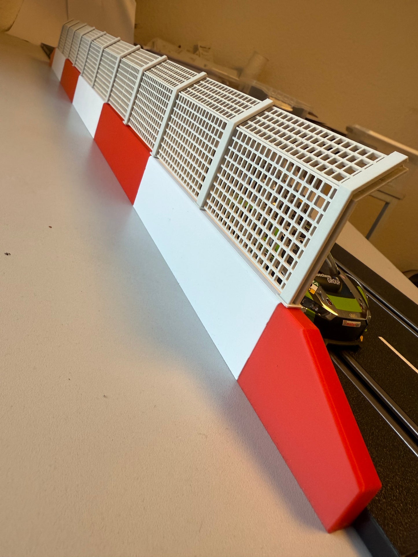 Boxenmauer / Fangzaun für die Rennbahn  Carrera Digital ca. 98cm...neues Modell !!