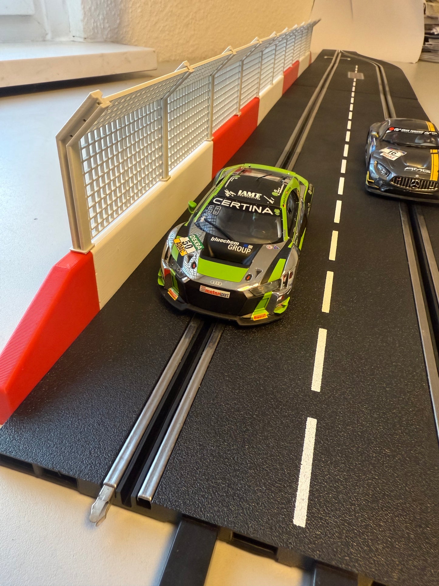 Boxenmauer / Fangzaun für die Rennbahn  Carrera Digital ca. 98cm...neues Modell !!