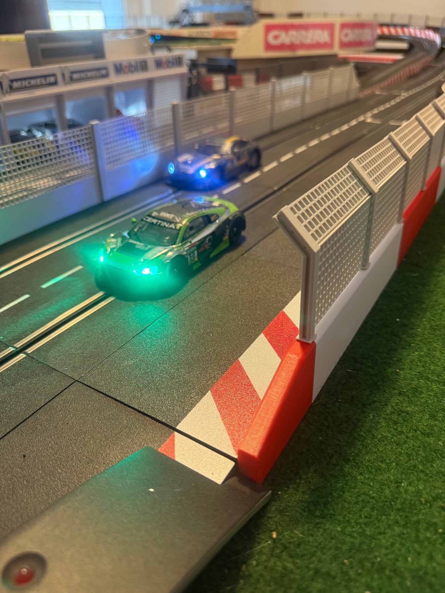 Boxenmauer / Fangzaun für die Rennbahn  Carrera Digital ca. 98cm...neues Modell !!