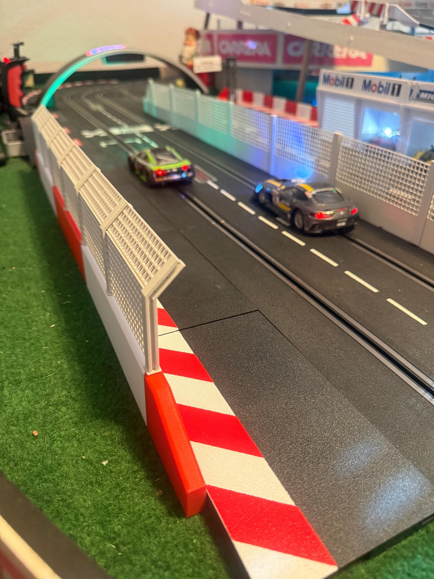 Boxenmauer / Fangzaun für die Rennbahn  Carrera Digital ca. 98cm...neues Modell !!