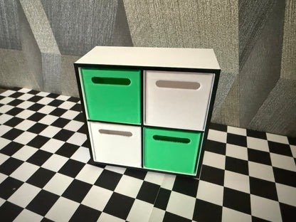 Mini Möbel, Regal mit 4 Sortierkästen passend für Miniverse, Puppenstuben u.s.w.